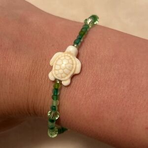Sea glass and turtle beaded bracelet 🌊💚🐢